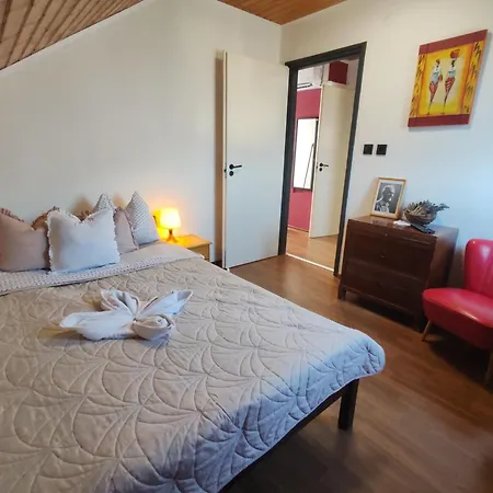 Meszi Vendeghaz アパート *